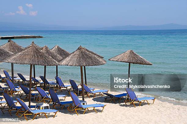 家具付きのビーチ - ギリシャのストックフォトや画像を多数ご用意 - ギリシャ, サンシェード, バケーション
