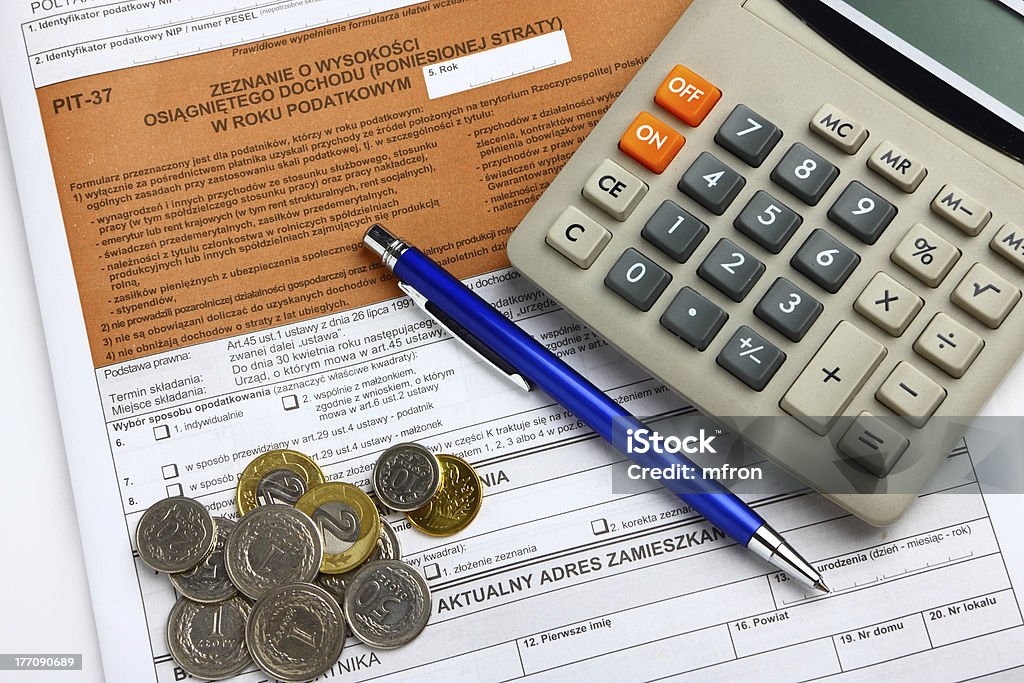 Налоговая форма с Калькулятор, деньги и ручка - Стоковые фото Апрель роялти-фри