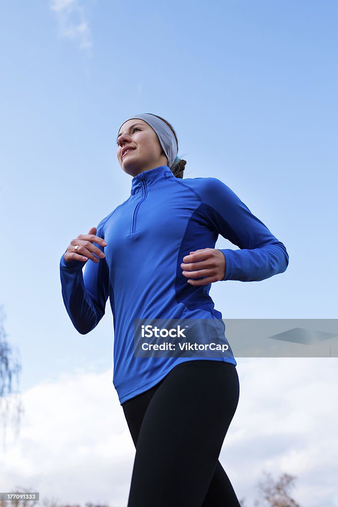 Porträt einer Frau, die gegen den Himmel - Lizenzfrei Aktiver Lebensstil Stock-Foto