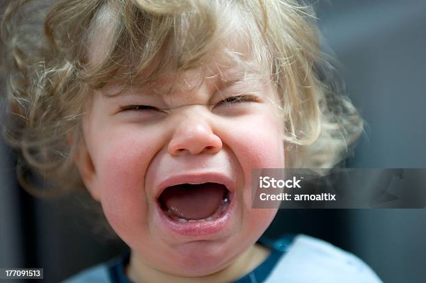 Плачет Ребенка — стоковые фотографии и другие картинки Ребёнок - Ребёнок, Кричать, Плакать