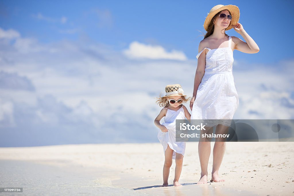 Мать и дочь на пляже - Стоковые фото Береговая линия роялти-фри