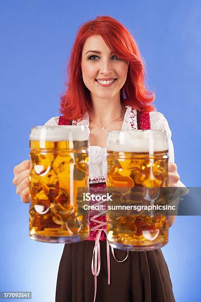 Foto de Garota Servindo Cerveja Oktoberfest e mais fotos de stock de Adulto - Adulto, Beber, Bebida