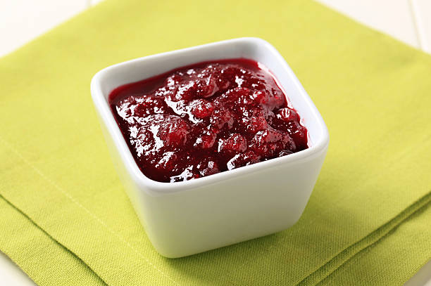 berry salsa de frutas - jellied cranberries fotos fotografías e imágenes de stock