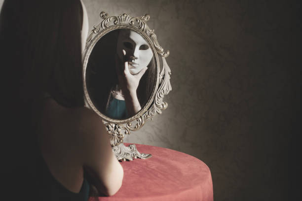 鏡の前で仮面をかぶった虚栄心の強い女性の姿、アイデンティティの概念 - mirror women reflection ghost ストックフォトと画像