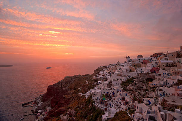 famoso tramonto di santorini - greek islands table window sun foto e immagini stock