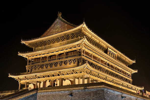 iluminado antiga torre drum xi'an - xian tower drum china - fotografias e filmes do acervo