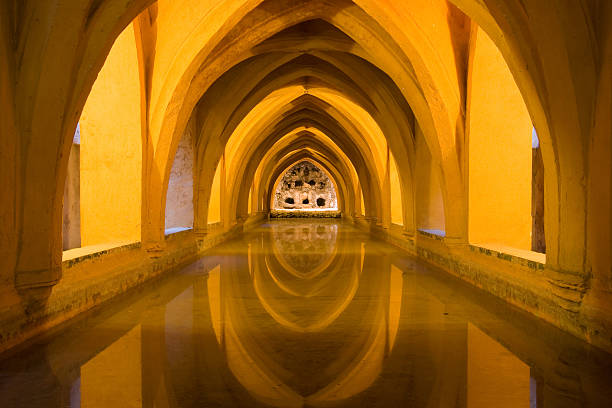 banhos na royal alcazar de sevilha - alcazar palace imagens e fotografias de stock