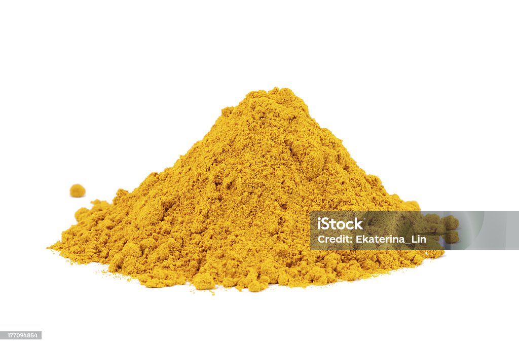 Amontoamento chão ao Curry (Madras Curry), isolado no fundo branco. - Foto de stock de Amarelo royalty-free