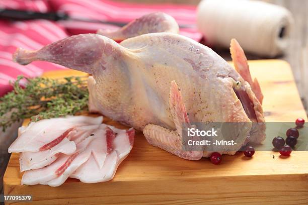 Foto de Raw Hazel Grouse Em Uma Tábua De Cortar e mais fotos de stock de Animal de Caça - Animal de Caça, Bacon, Bonasa bonasia