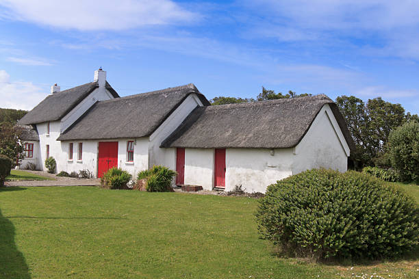 istock Irish traditional cottage 177095393