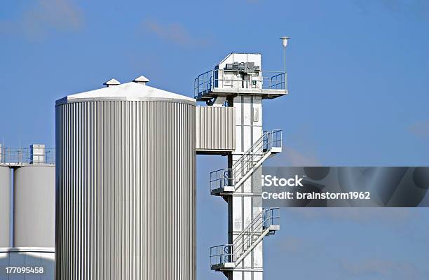 Schwerindustrietanktop Stockfoto und mehr Bilder von Bauwerk - Bauwerk, Benzin, Blau