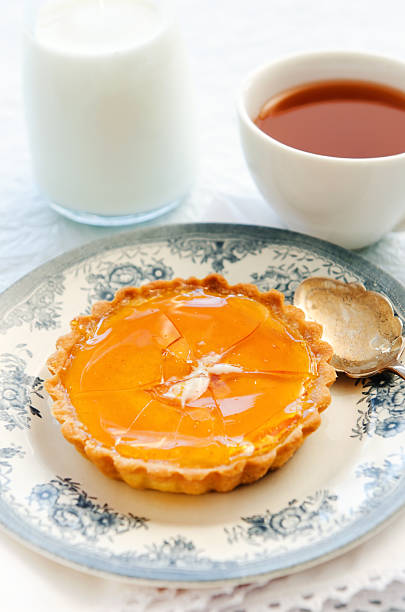 lanche de chá e bolo de - creme brulee tart custard dessert imagens e fotografias de stock