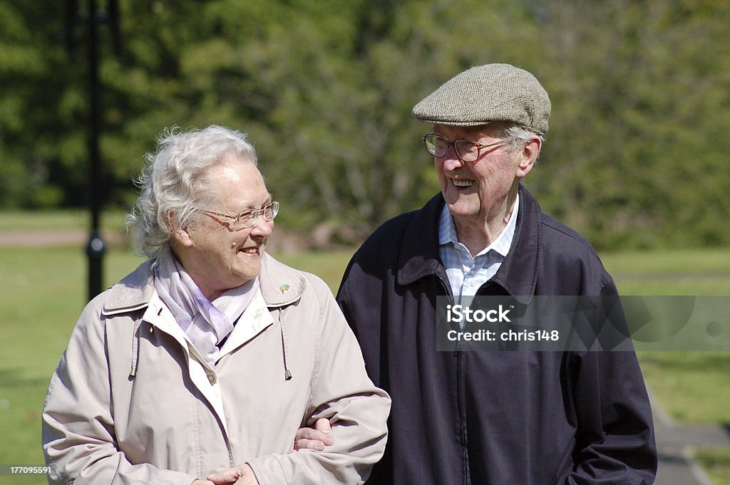 Felice coppia senior nel parco - Foto stock royalty-free di Camminare
