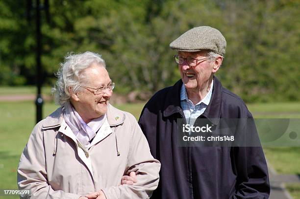 Felice Coppia Senior Nel Parco - Fotografie stock e altre immagini di Camminare - Camminare, Coppia di età matura, Primavera