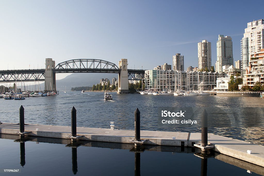 Burrard Bridge von Granville Island und Vancouver City - Lizenzfrei Bach Stock-Foto