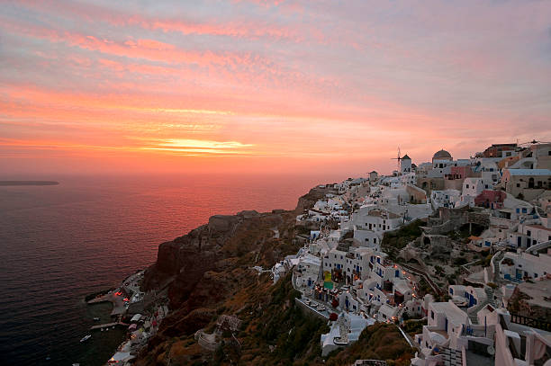 santorini atardecer - greek islands table window sun fotografías e imágenes de stock