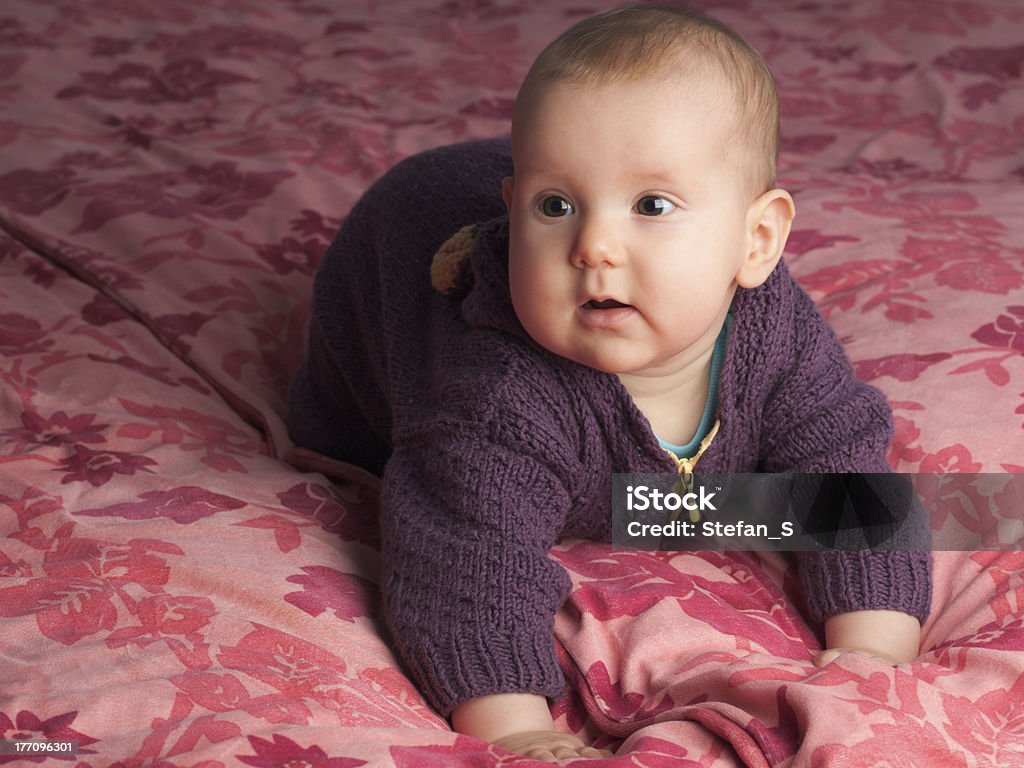 Ребенок с handknitted Пижамная. - Стоковые фото 0-11 месяцев роялти-фри