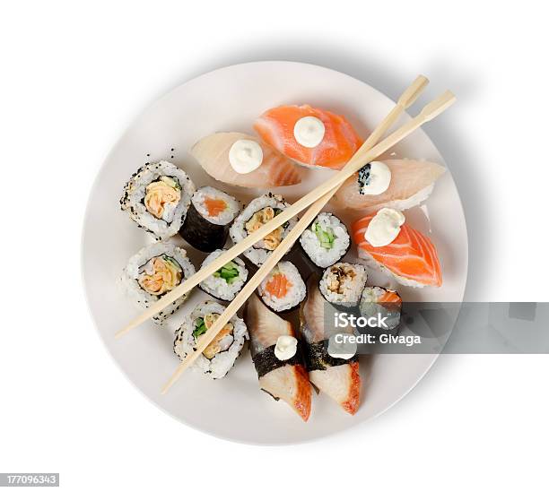 Rollos De Sushi Y Foto de stock y más banco de imágenes de Sushi - Sushi, Fondo blanco, Comida japonesa