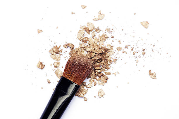 con trucco pennello ombretto dorato - face powder eyeshadow make up make up brush foto e immagini stock