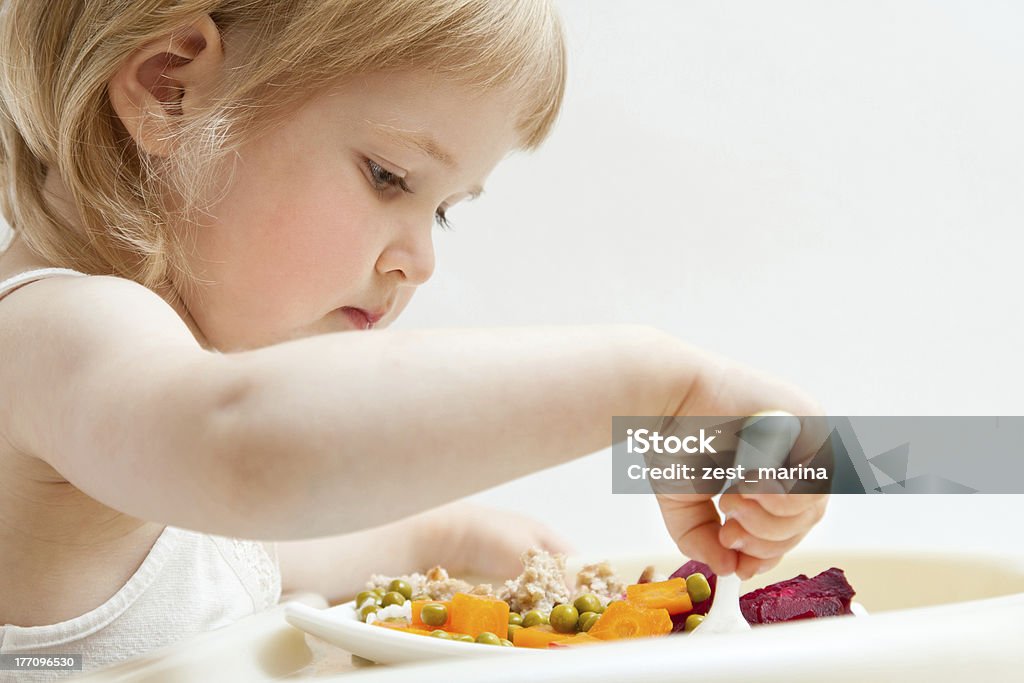 Adorável bebê Menina comer frescos produtos hortícolas - Royalty-free Comer Foto de stock