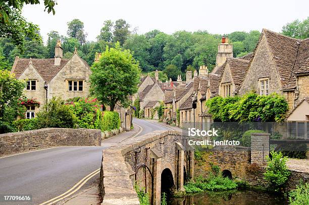 Tradicional De Cotswolds Village Inglaterra Foto de stock y más banco de imágenes de Cotswolds - Cotswolds, Inglaterra, Aldea