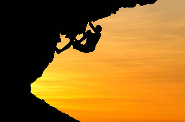 silueta de escalador - rock overhang fotografías e imágenes de stock