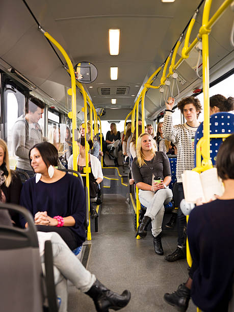 gens dans le bus - bus inside of people train photos et images de collection