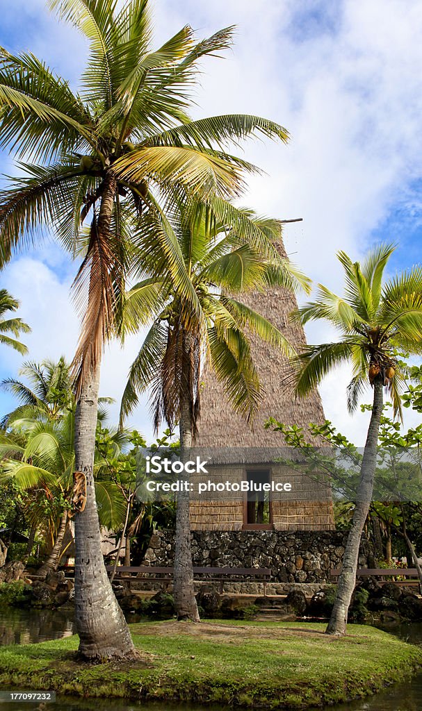 Cabana polinésia na ilha de Oahu, no Havaí - Foto de stock de Cabana de Palha royalty-free