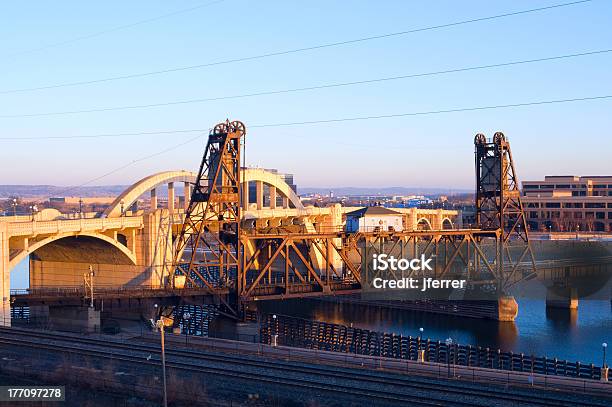 Wznoszenie Pionowe Bridge I Robert Street W Saint Paul - zdjęcia stockowe i więcej obrazów Union Pacific Railroad