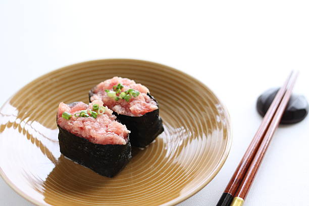 日本の料理、マグロの寿司 - 回転寿司 ストックフォトと画像