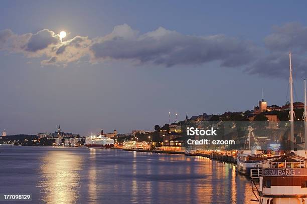 Photo libre de droit de Pleine Lune Sur Stockholm Par Nuit banque d'images et plus d'images libres de droit de Ferry - Ferry, Stockholm, Architecture