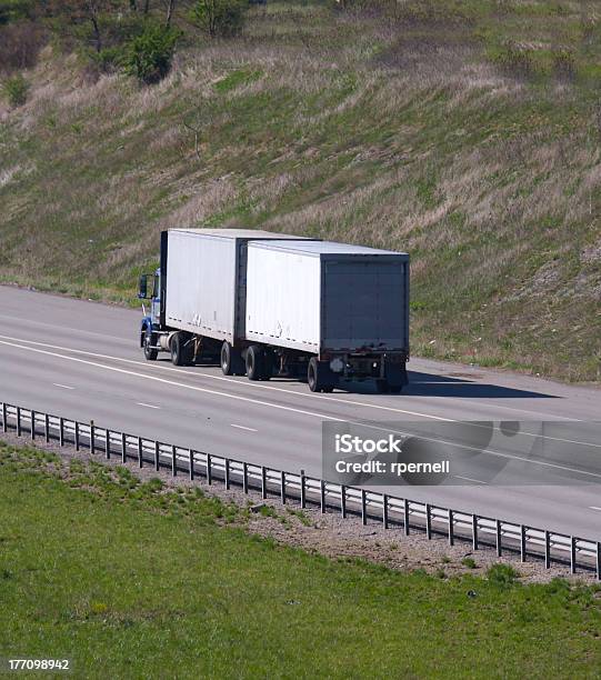 Foto de Trailer Semi Dupla e mais fotos de stock de Simetria - Simetria, Trailer de Carro, Caminhão