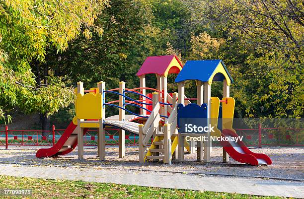 Vista Del Patio De Juegos De Hermosos Colores En Otoño Parque De La Ciudad Foto de stock y más banco de imágenes de Aire libre