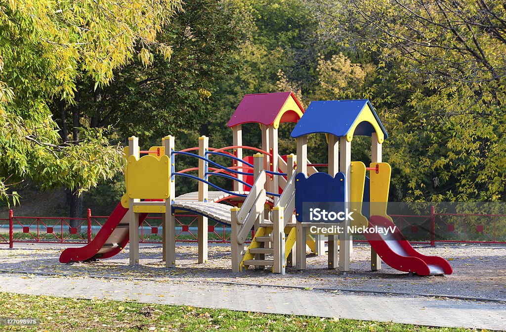 Vista de playground colorido em um Parque da cidade de Outono - Royalty-free Ao Ar Livre Foto de stock