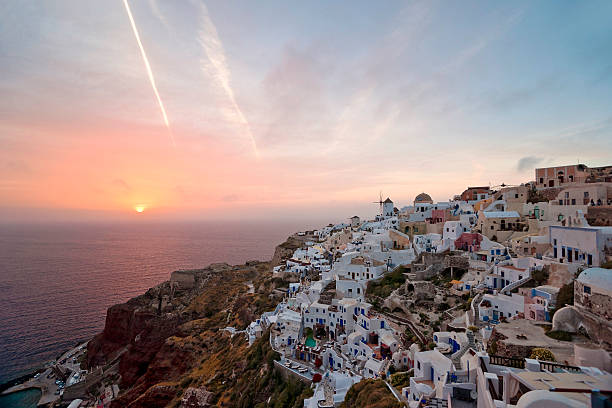 atardecer de la isla de santorini - greek islands table window sun fotografías e imágenes de stock