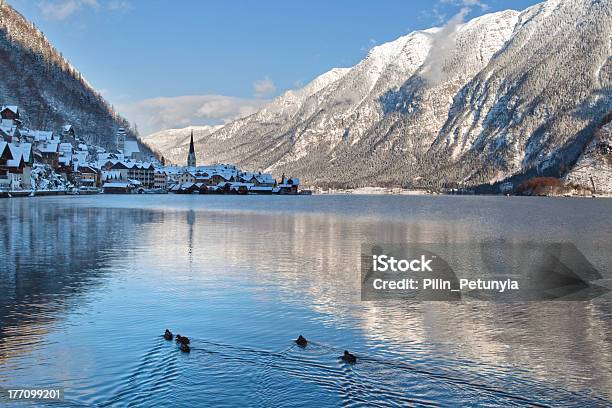 Foto de Cold Lake No Inverno Nas Montanhas Cobertas De Neve Áustria e mais fotos de stock de Alpes europeus