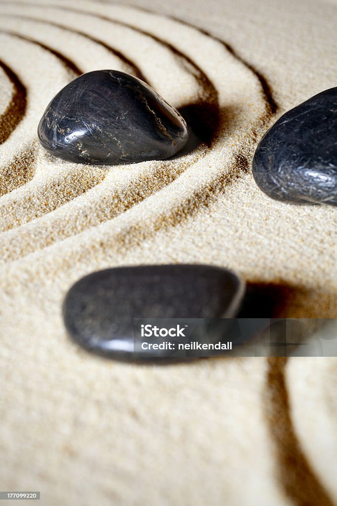 Un Massage aux pierres chaudes dans le sable contrastée - Photo de Beauté libre de droits