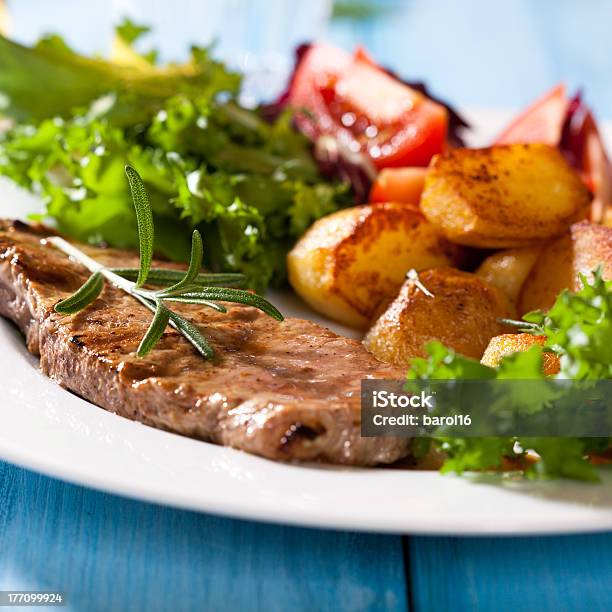 Grelhado Redondo Vermelho Forno Assado Com Batatas E Salada - Fotografias de stock e mais imagens de Alecrim