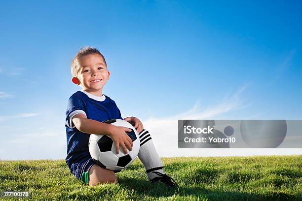 Junge Fußballspieler Stockfoto und mehr Bilder von Kind - Kind, Fußball, Sport