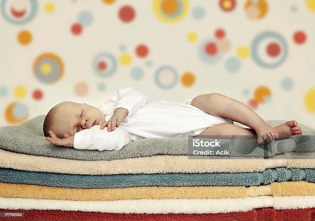 Bebé recién nacido durmiendo - Foto de stock de Acostado libre de derechos