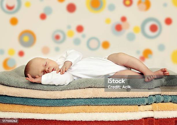 Bebé Recién Nacido Durmiendo Foto de stock y más banco de imágenes de Acostado - Acostado, Amarillo - Color, Amor - Sentimiento