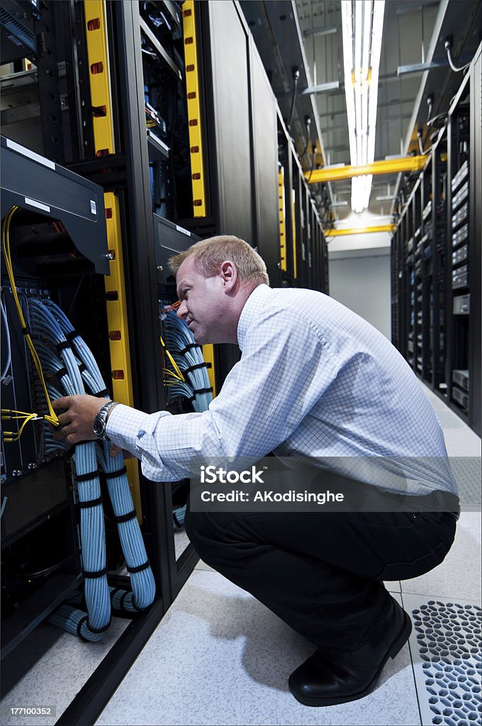 O técnico com equipamentos de rede e Cabos - Foto de stock de Administrador royalty-free