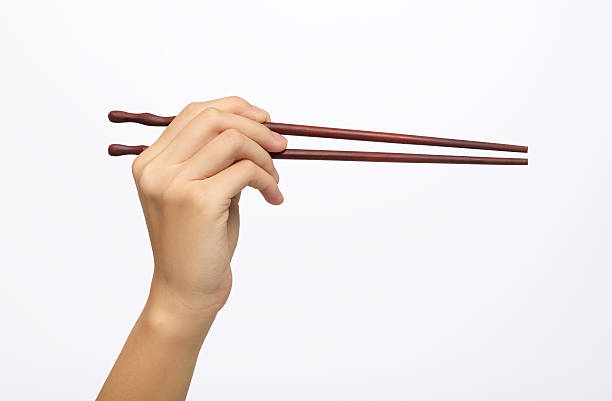 feminino mão segurando hashis - chopsticks human hand women isolated - fotografias e filmes do acervo