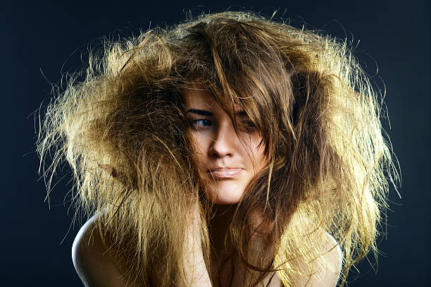 retrato de un joven dama con despeinado - despeinado fotografías e imágenes de stock