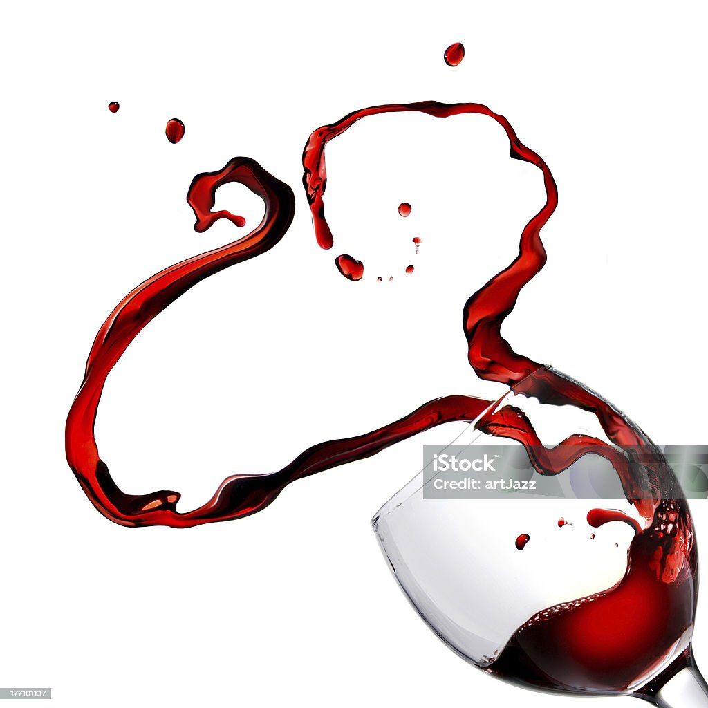 Cœur de verser le vin rouge en verre isolé sur blanc - Photo de Activité libre de droits