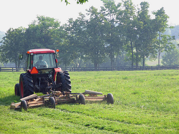 Landwirt mit Traktor Mähen – Foto