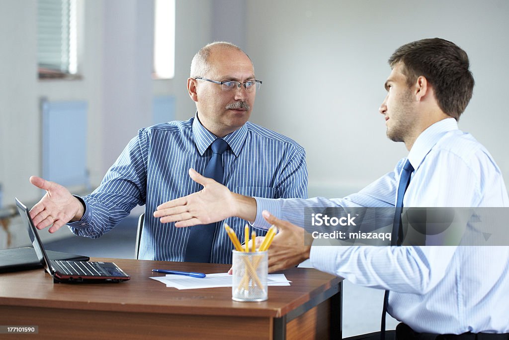 Zwei Geschäftsmann mit laptop etwas zu besprechen - Lizenzfrei Arbeiten Stock-Foto