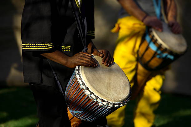 afrikanischer trommler - trommel stock-fotos und bilder