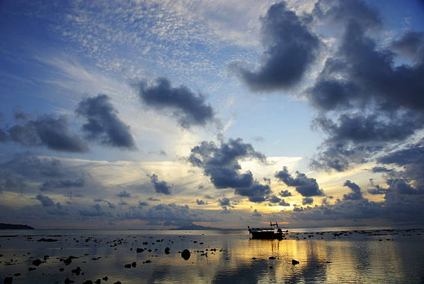 istock island sunrise,phiphi,thailand 177101862