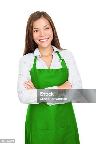쓴 웃는 젊은 여자 황록색 앞치마 흰색 배경에 대한 스톡 사진 및 기타 이미지 - 흰색 배경, 녹색, 여자
